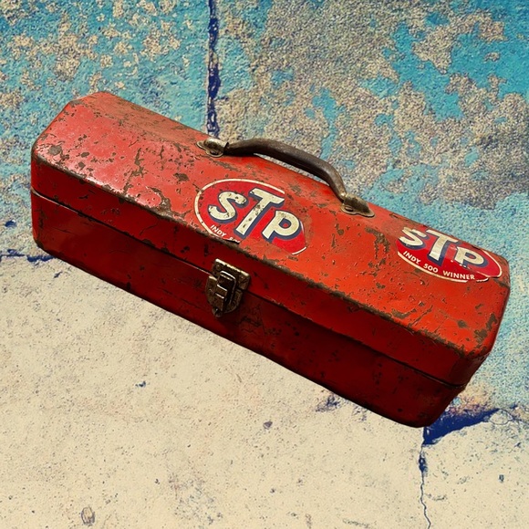 Vintage Rusty Red “STP” Toolbox with miscellaneous items inside. - Picture 4 of 9